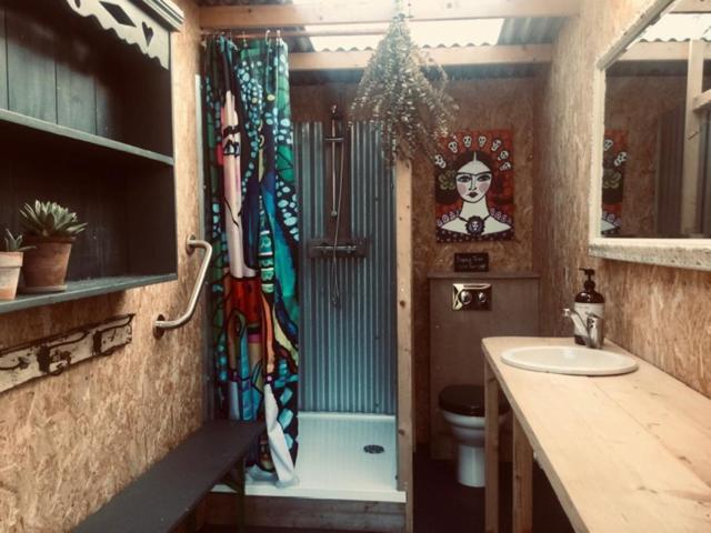 The Oaks Glamping - Magpie Half Shepherds Hut 호텔 Colkirk 외부 사진